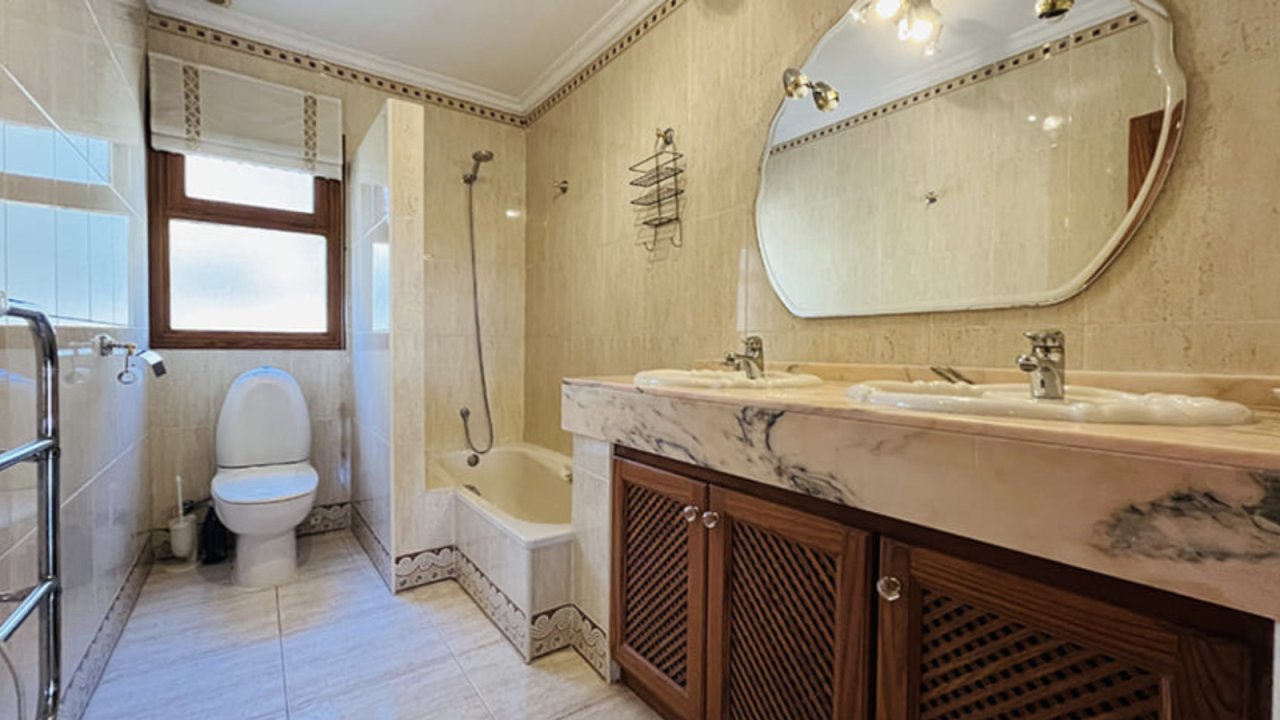 Exklusives Badezimmer mit Doppelwaschtisch und separater Toilettenanlage Exklusives Badezimmer mit Doppelwaschtisch und separater Toilettenanlage