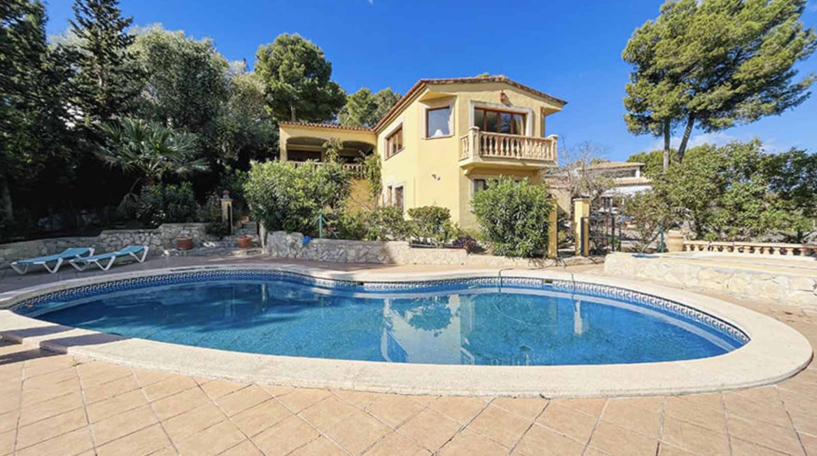 Elegante Villa mit beheiztem Swimmingpool und großzügiger Poolterrasse Elegante Villa mit beheiztem Swimmingpool und großzügiger Poolterrasse