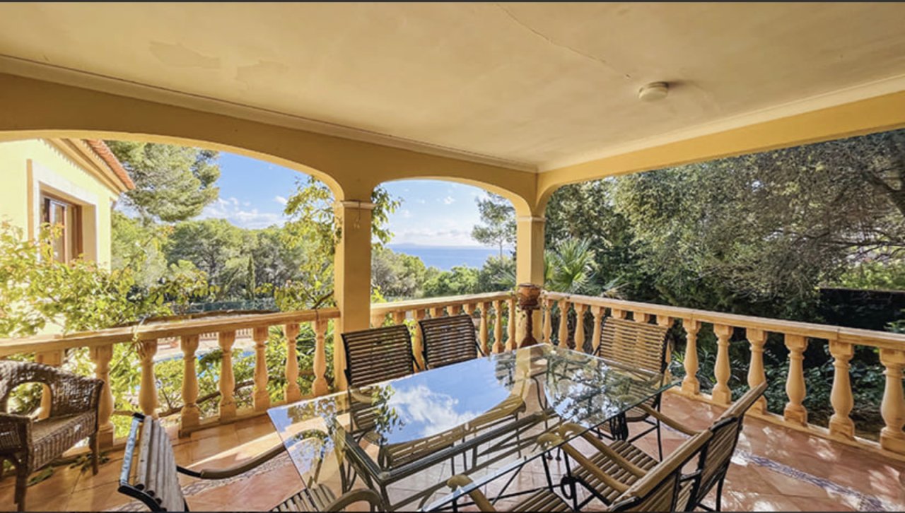 Überdachte Terrasse mit Meerblick und eleganten Säulenarkaden Überdachte Terrasse mit Meerblick und eleganten Säulenarkaden