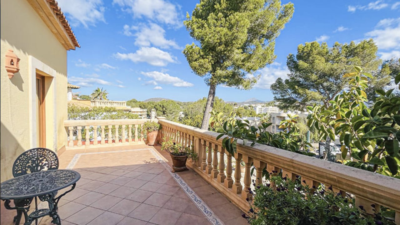 Panoramaterrasse mit Meerblick und eleganter Balustrade Panoramaterrasse mit Meerblick und eleganter Balustrade