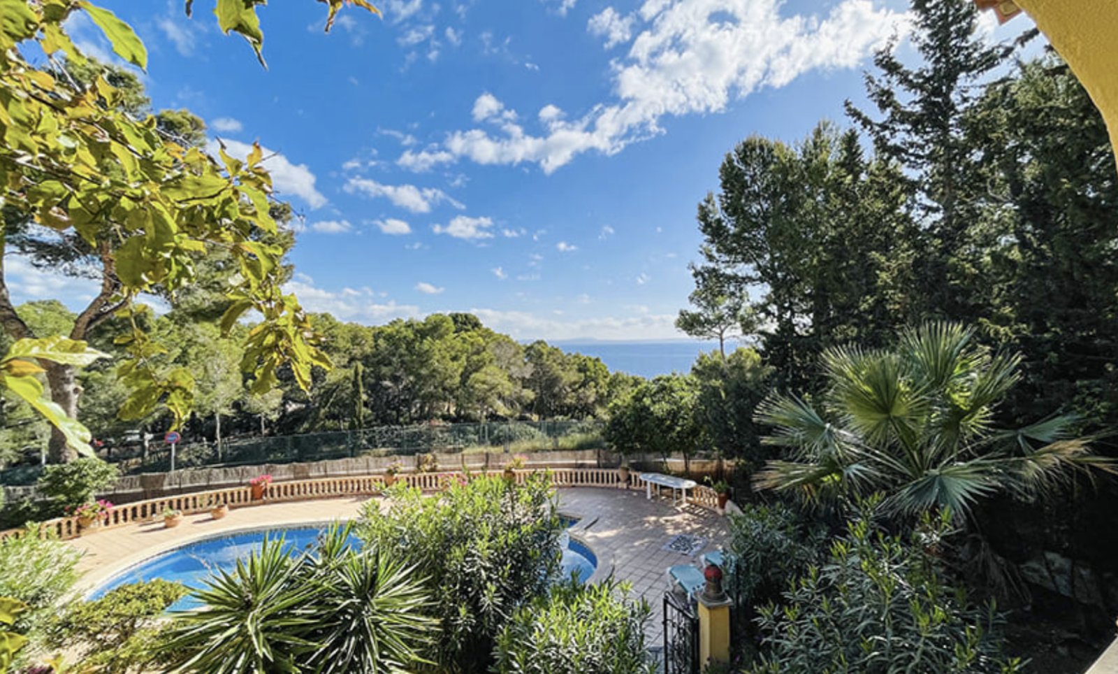 Poolterrasse mit Meerblick und mediterranem Flair Poolterrasse mit Meerblick und mediterranem Flair