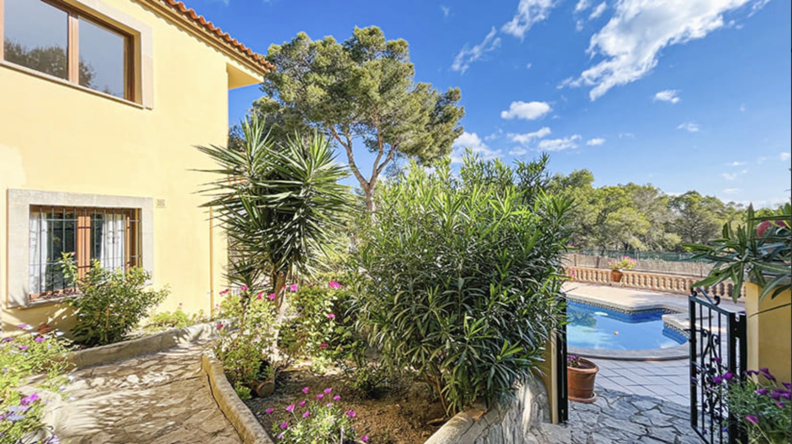 Seitlicher Zugang mit mediterranem Garten und Blick auf die Poolanlage Seitlicher Zugang mit mediterranem Garten und Blick auf die Poolanlage