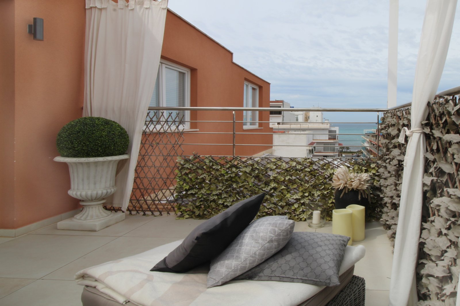 Terrassensuite mit Meerblick und eleganter Balustrade