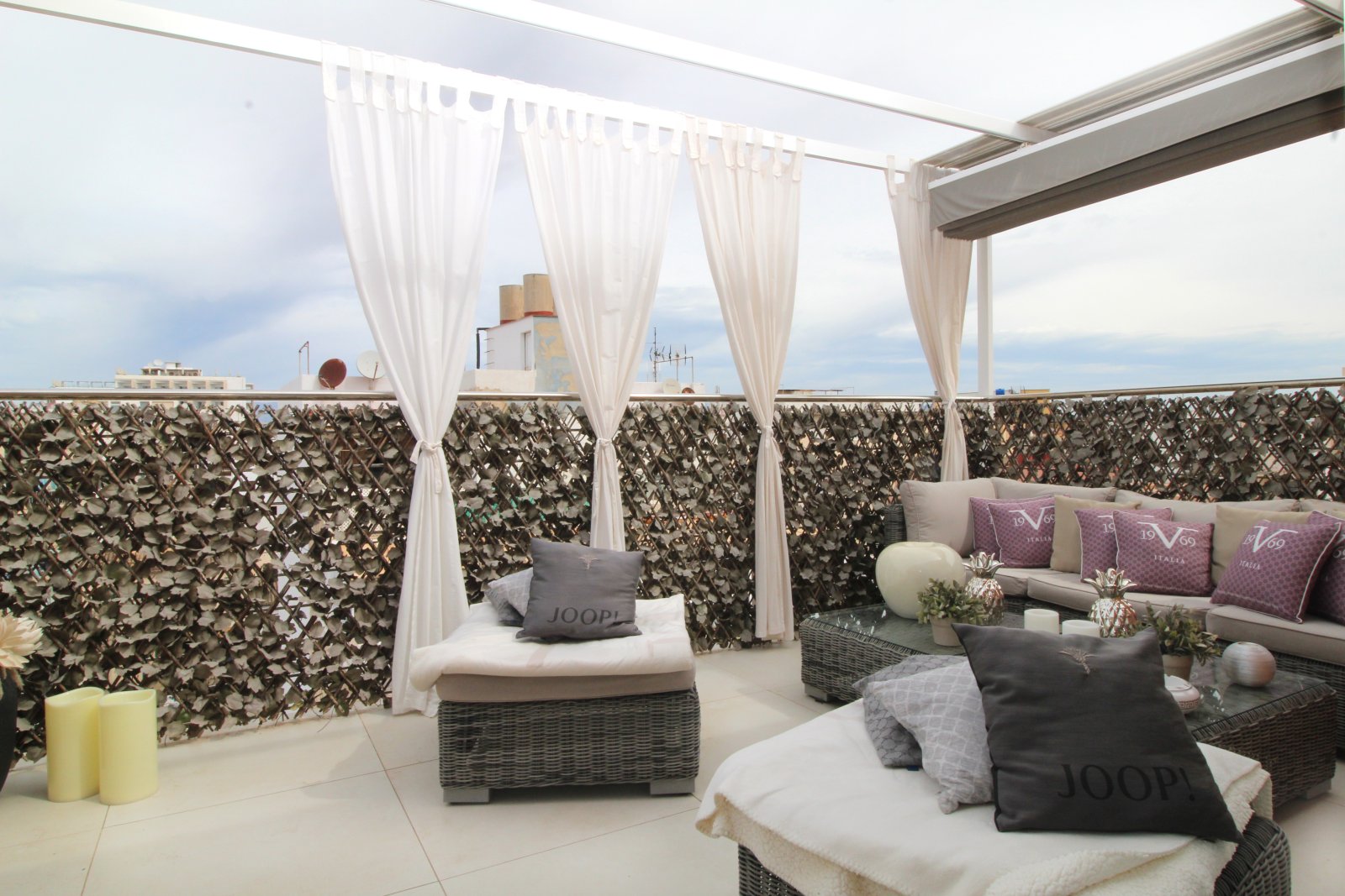 Luxuriöse Dachterrasse mit motorisierter Pergola und Windschutz – Panoramablick inklusive