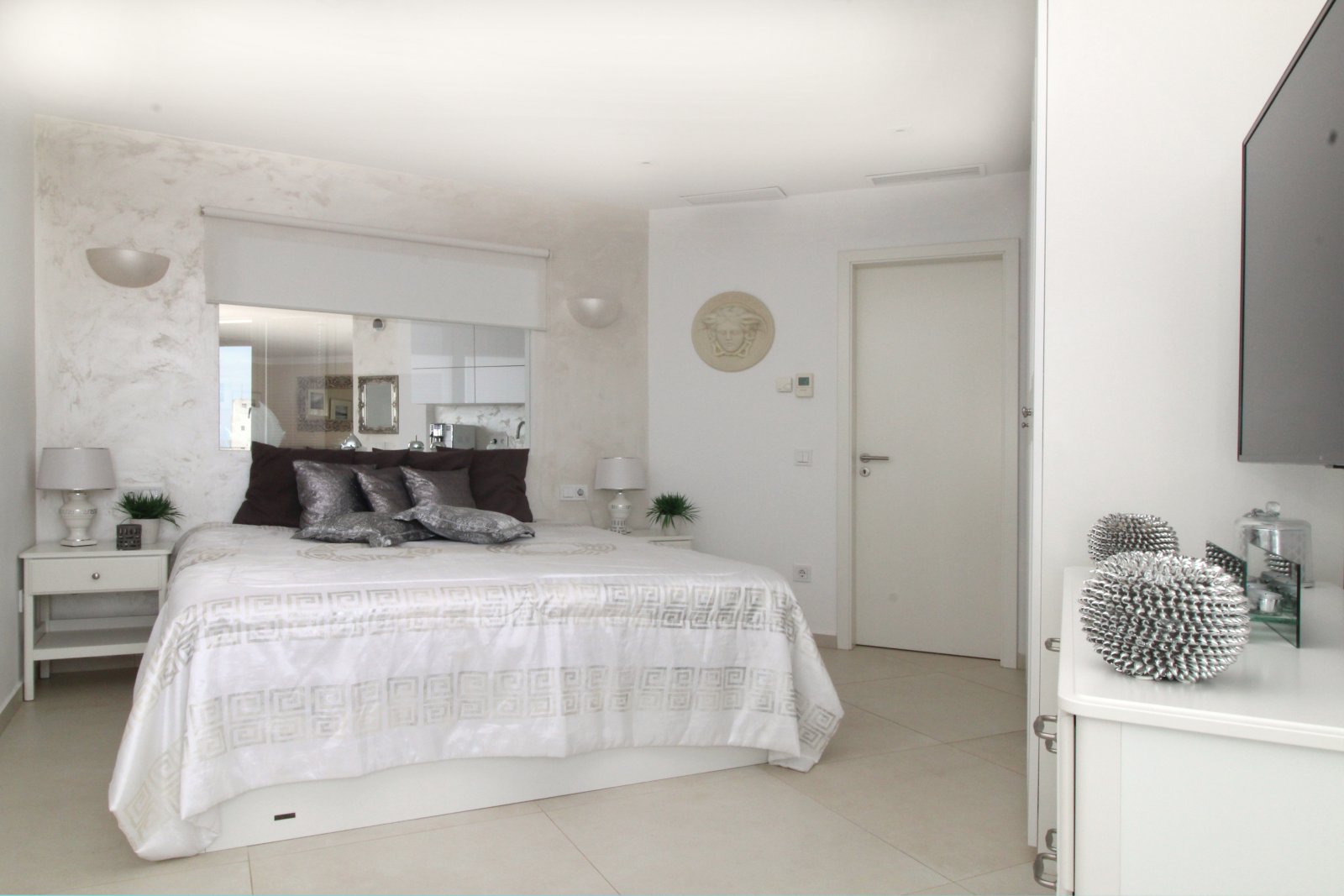 Luxuriöses Schlafzimmer mit integriertem Ankleidezimmer und begehbarem Badbereich
