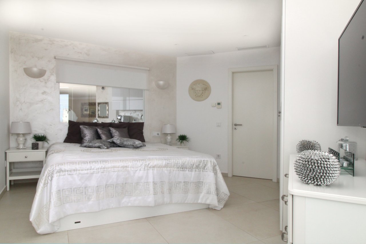 Luxuriöses Schlafzimmer mit integriertem Ankleidezimmer und begehbarem Badbereich