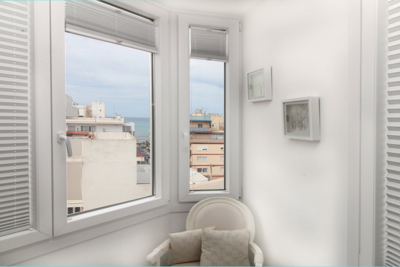 Helles Zimmer mit Panoramafenstern und Meerblick