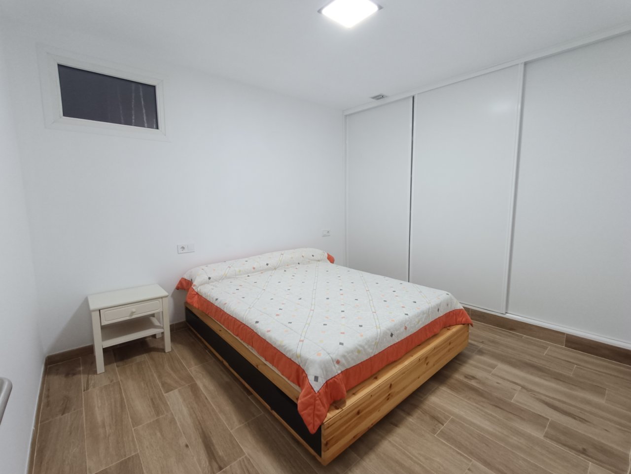Schlafzimmer mit Einbauschränken und hochwertiger Ausstattung – Funktionaler Rückzugsbereich mit optimaler Raumnutzung Schlafzimmer mit Einbauschränken und hochwertiger Ausstattung – Funktionaler Rückzugsbereich mit optimaler Raumnutzung