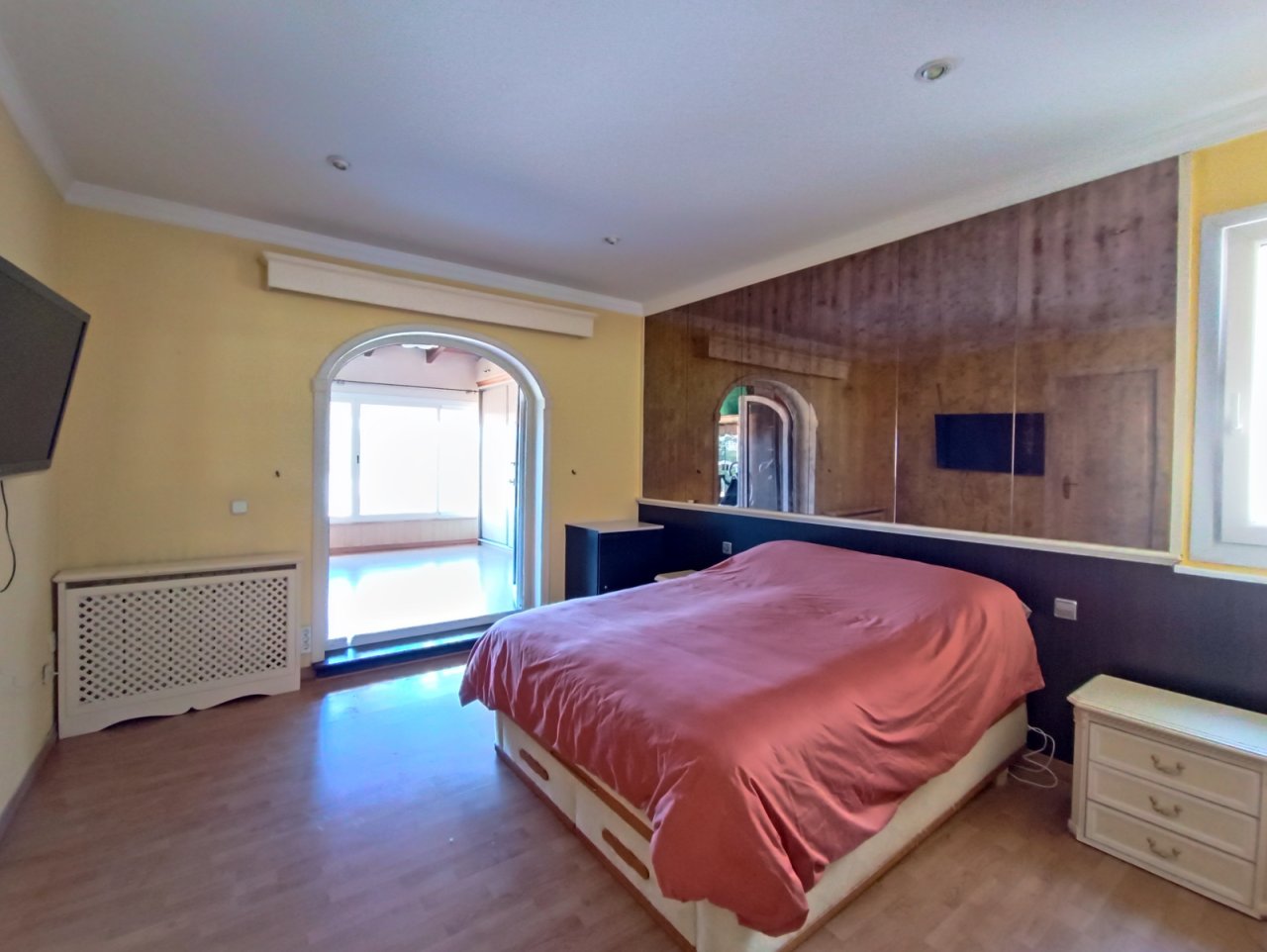Hauptschlafzimmer mit Balkonzugang und großzügiger Raumaufteilung – Komfortables Rückzugsort mit Ankleidebereich Hauptschlafzimmer mit Balkonzugang und großzügiger Raumaufteilung – Komfortables Rückzugsort mit Ankleidebereich