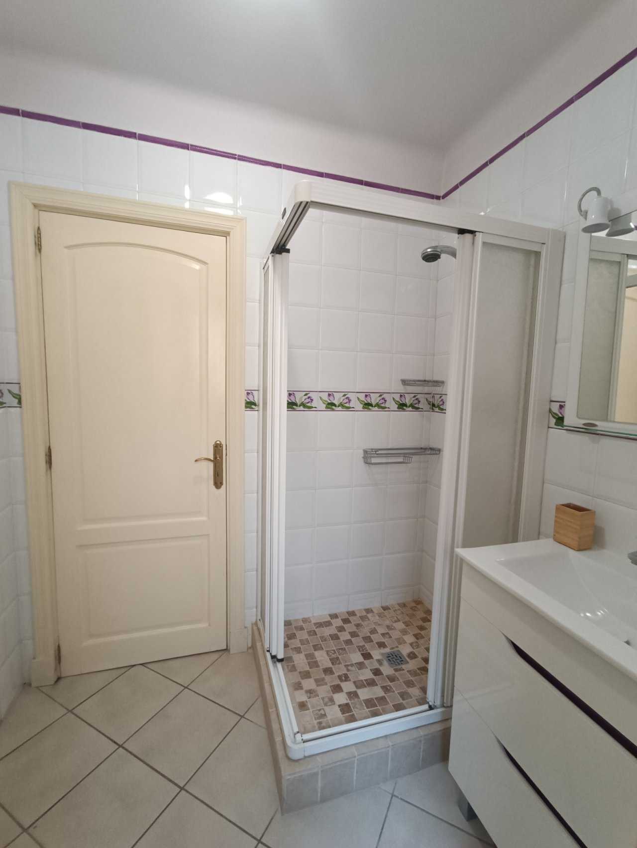 Modernes Badezimmer mit begehbarer Dusche und Doppelwaschtisch – Funktionaler Nassbereich mit hochwertiger Ausstattung und praktischen Stauraumlösungen Modernes Badezimmer mit begehbarer Dusche und Doppelwaschtisch – Funktionaler Nassbereich mit hochwertiger Ausstattung und praktischen Stauraumlösungen