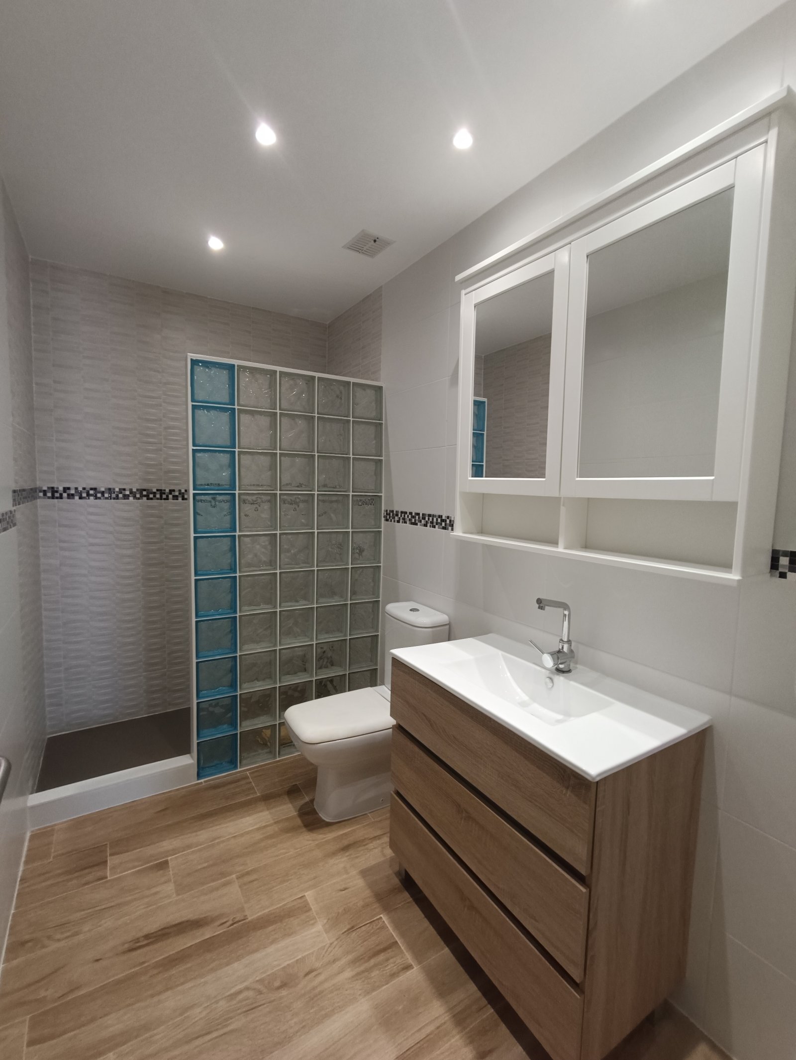 Modernes Badezimmer mit bodengleicher Dusche und großflächigem Spiegelschrank – Funktional durchdachter Nassbereich mit hochwertiger Ausstattung Modernes Badezimmer mit bodengleicher Dusche und großflächigem Spiegelschrank – Funktional durchdachter Nassbereich mit hochwertiger Ausstattung