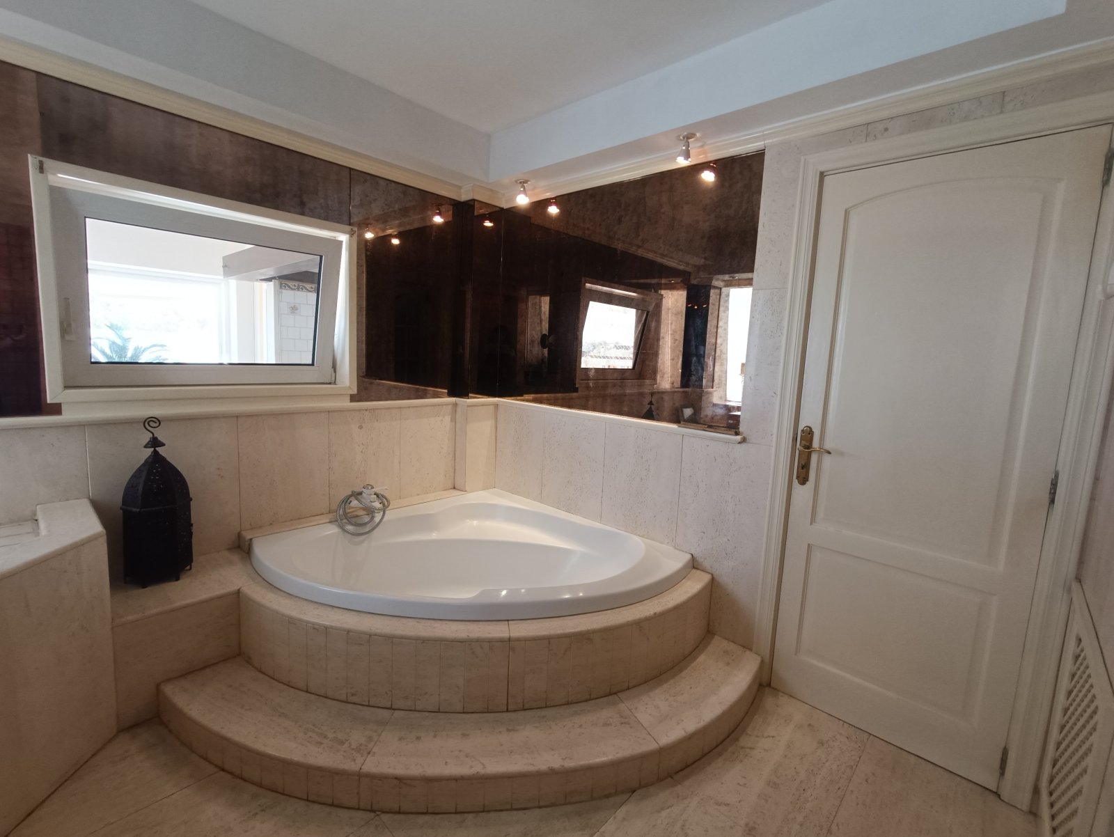 Luxuriöses Badezimmer mit Eckwanne und beleuchteter Spiegelwand – Wellness-Oase mit hochwertiger Ausstattung und großzügigen Platzverhältnissen Luxuriöses Badezimmer mit Eckwanne und beleuchteter Spiegelwand – Wellness-Oase mit hochwertiger Ausstattung und großzügigen Platzverhältnissen