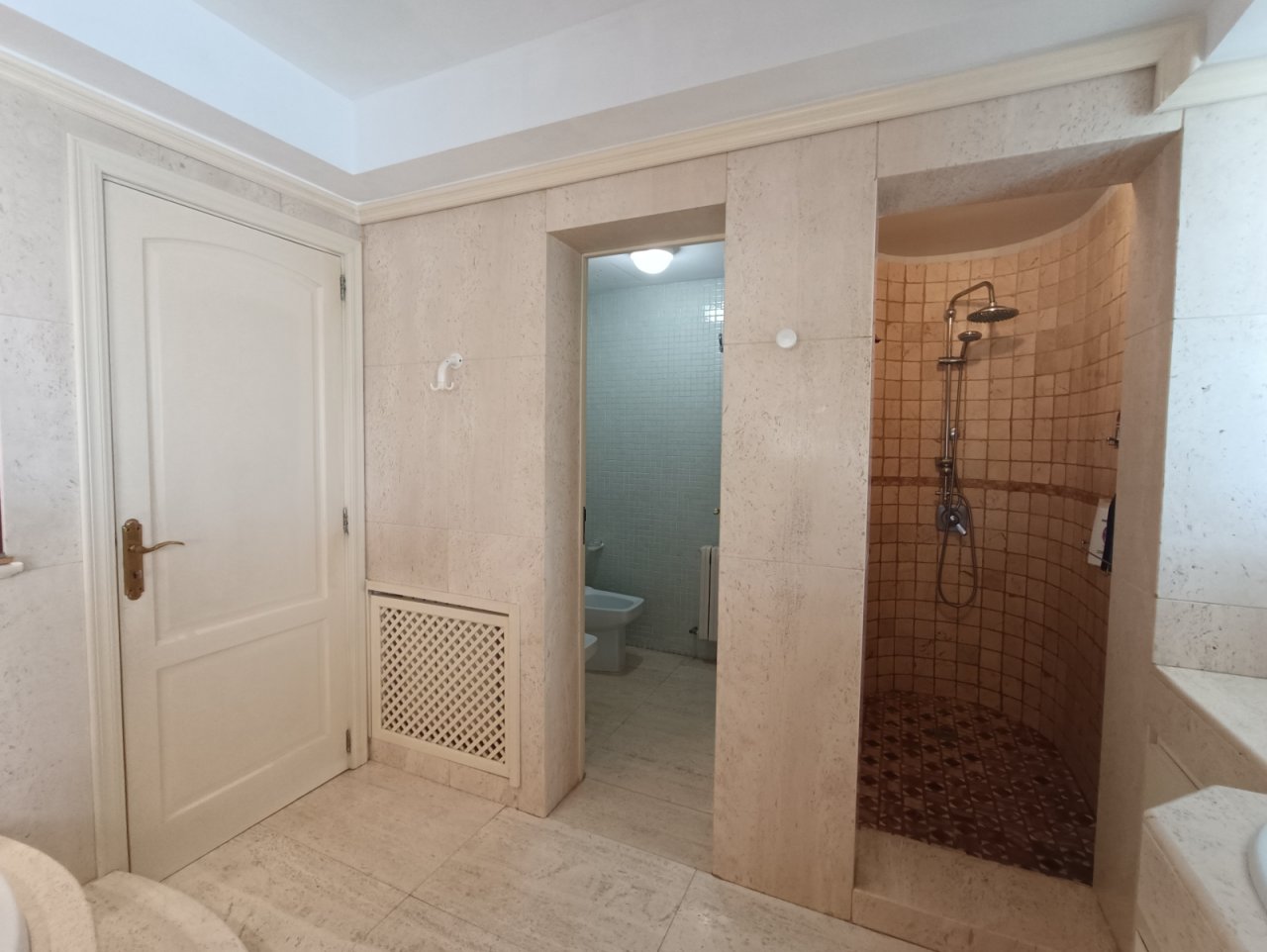 Badezimmer mit separaten Nassbereichen und bodengleicher Dusche – Funktional optimierte Aufteilung für maximalen Komfort Badezimmer mit separaten Nassbereichen und bodengleicher Dusche – Funktional optimierte Aufteilung für maximalen Komfort
