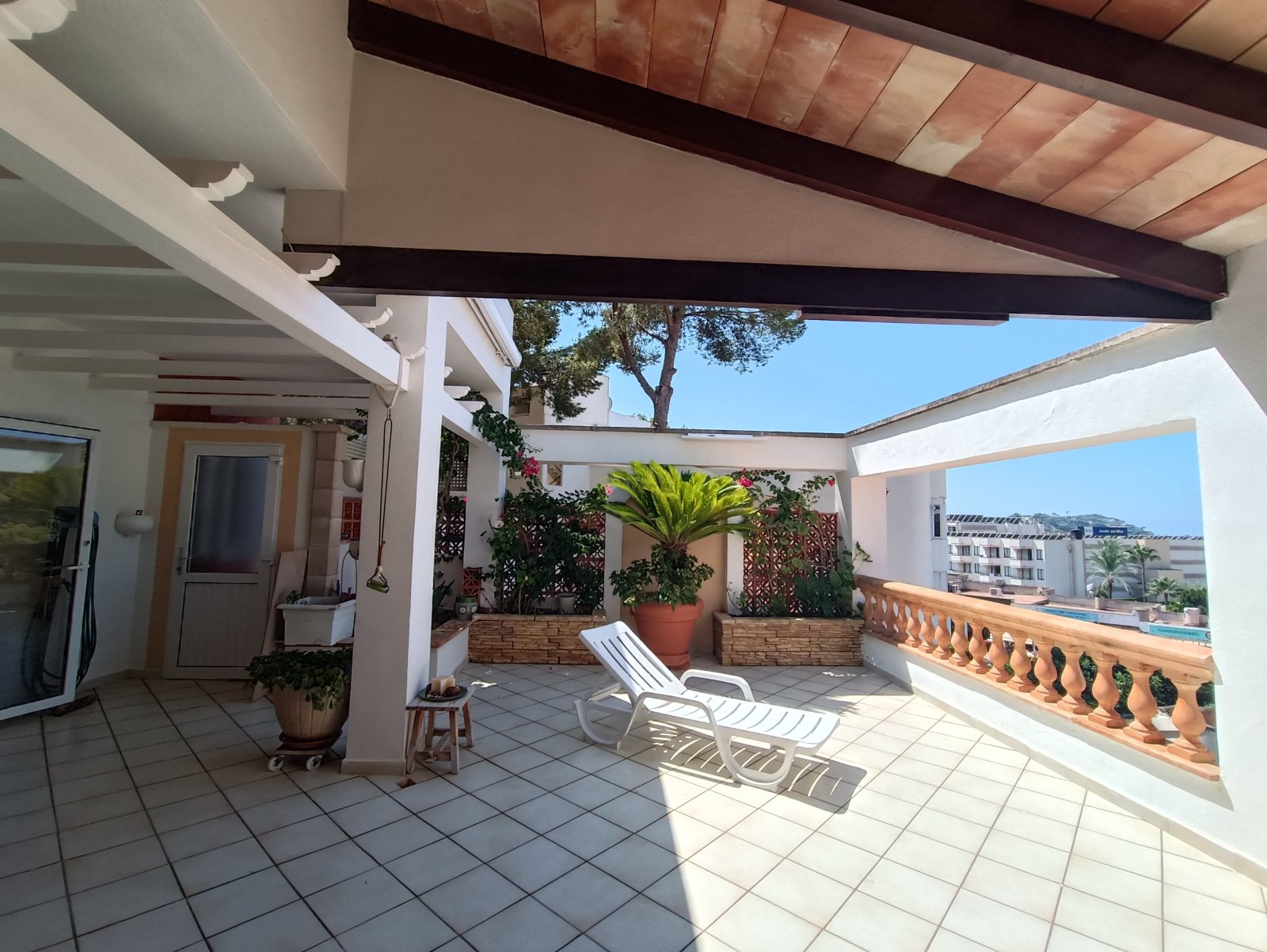 Sonnenterrasse mit Pergola und Meerblick – Perfekter Rückzugsort zum Entspannen Sonnenterrasse mit Pergola und Meerblick – Perfekter Rückzugsort zum Entspannen