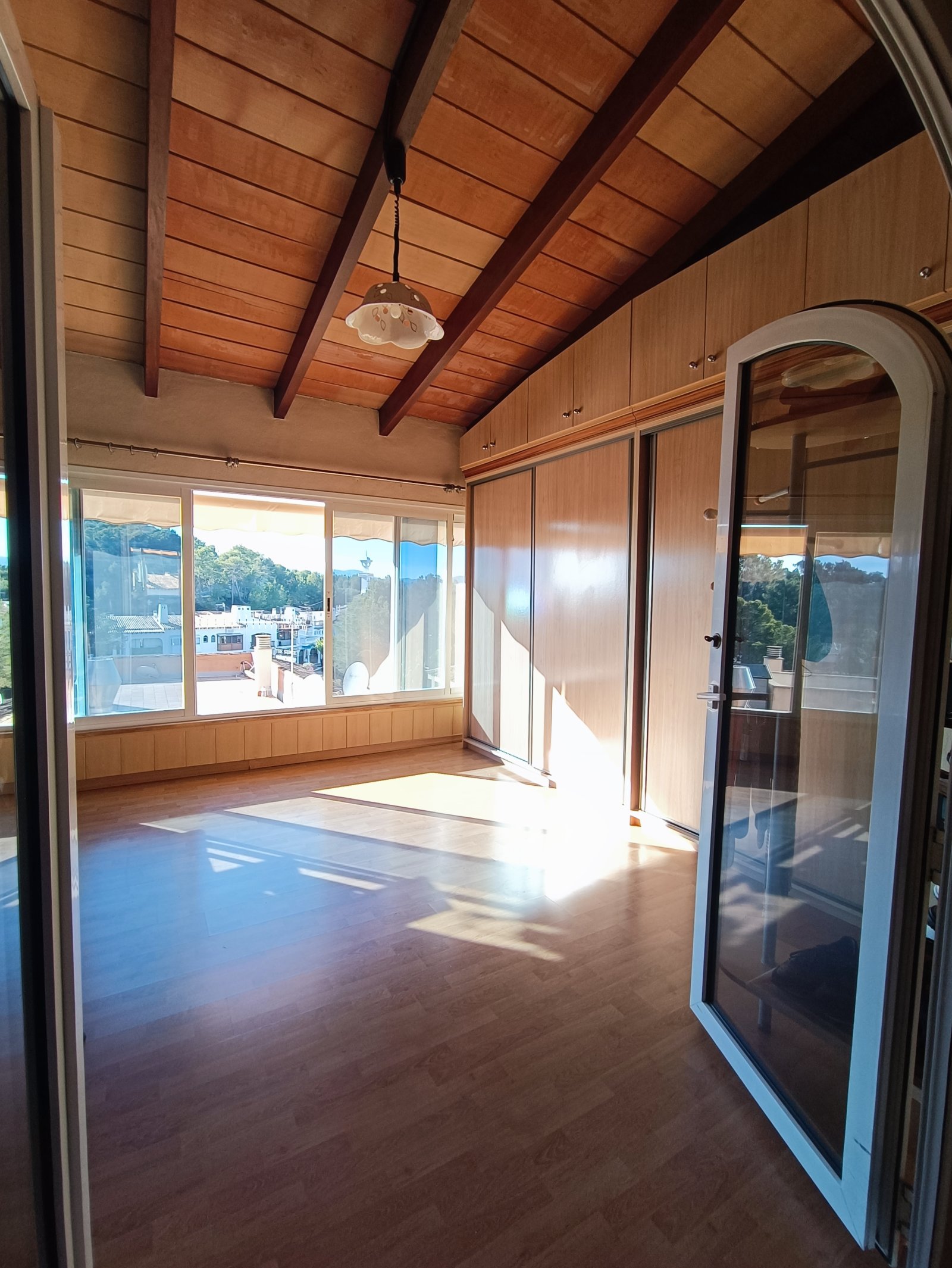Panoramablick vom Wohnbereich – Raumhohe Fensterfront mit Ausblick und charaktervollen Holzbalken Panoramablick vom Wohnbereich – Raumhohe Fensterfront mit Ausblick und charaktervollen Holzbalken