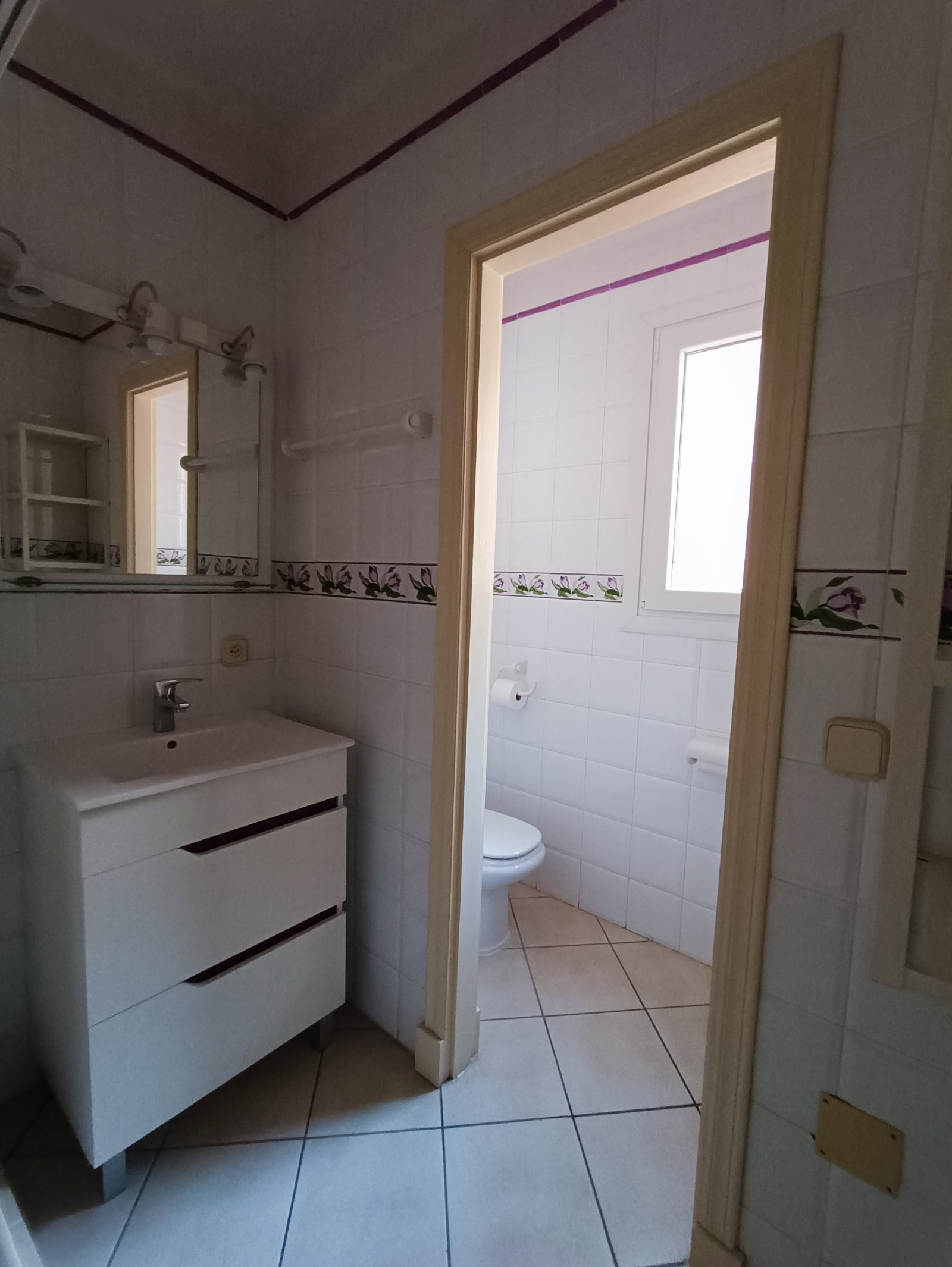 Gäste-Badezimmer mit praktischem Waschtisch und separatem WC-Bereich – Kompakt organisierter Nassbereich mit effizienter Raumnutzung Gäste-Badezimmer mit praktischem Waschtisch und separatem WC-Bereich – Kompakt organisierter Nassbereich mit effizienter Raumnutzung