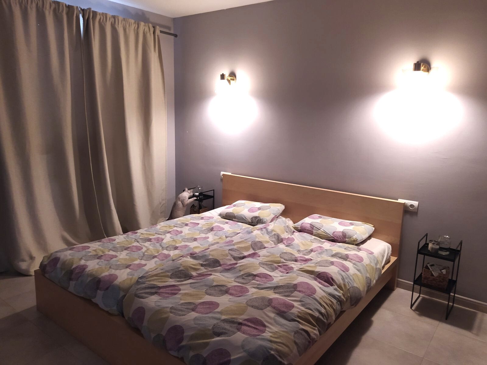 Schlafzimmer mit professioneller Beleuchtung und raumhohem Fensterbereich Schlafzimmer mit professioneller Beleuchtung und raumhohem Fensterbereich