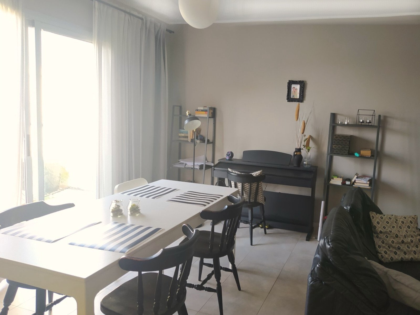 Helles Wohn- und Arbeitsbereich mit direktem Zugang zur Terrasse Helles Wohn- und Arbeitsbereich mit direktem Zugang zur Terrasse