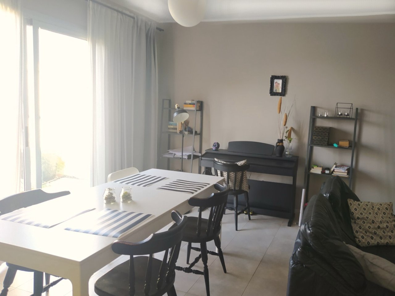 Helles Wohn- und Arbeitsbereich mit direktem Zugang zur Terrasse Helles Wohn- und Arbeitsbereich mit direktem Zugang zur Terrasse