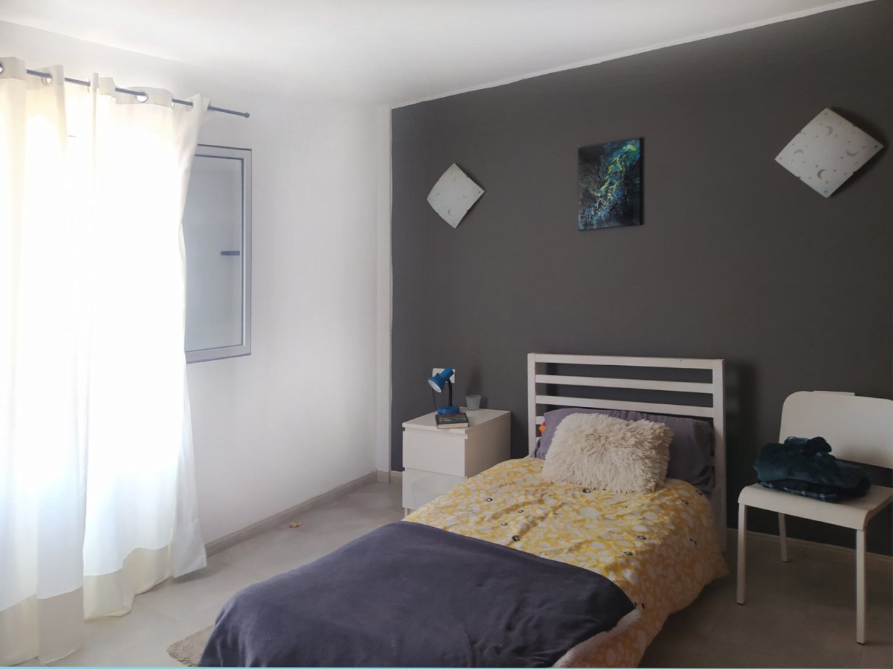 Helles Schlafzimmer mit großflächigem Fenster und praktischer Raumaufteilung Helles Schlafzimmer mit großflächigem Fenster und praktischer Raumaufteilung
