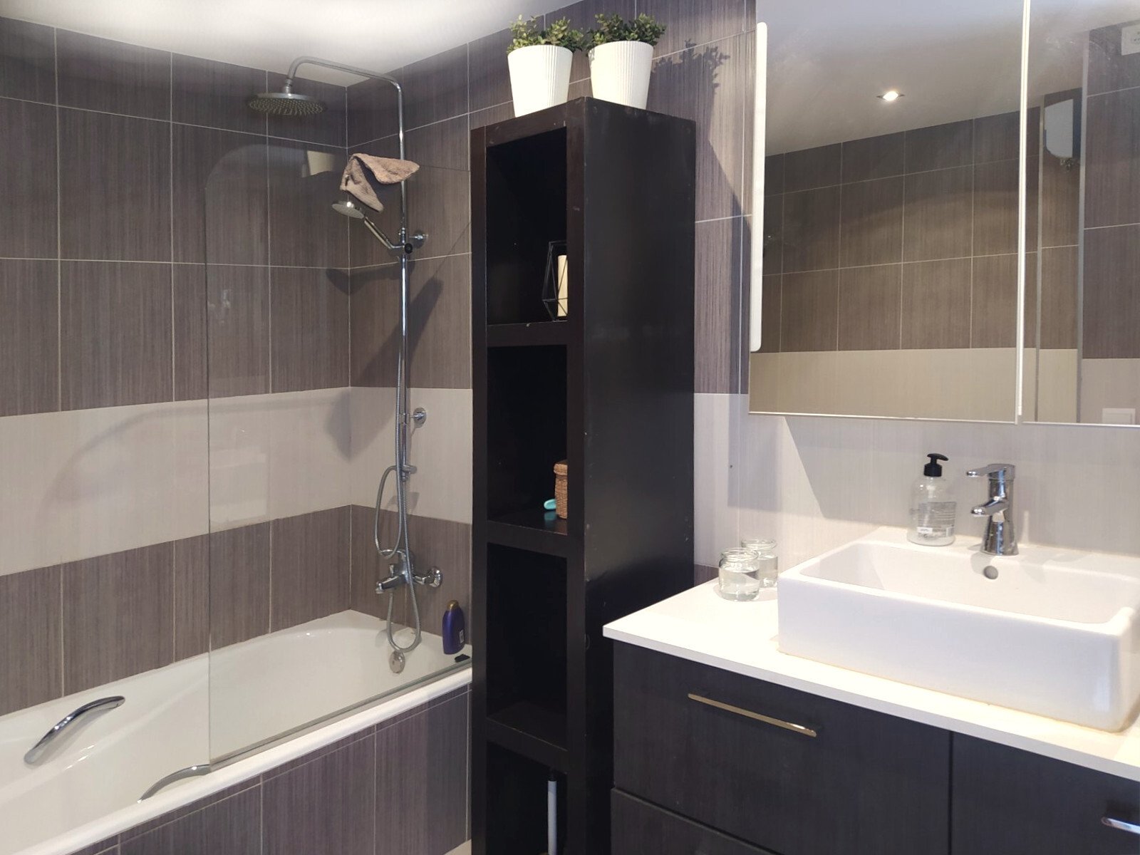 Modernes Badezimmer mit begehbarer Dusche und intelligenter Stauraum-Integration Modernes Badezimmer mit begehbarer Dusche und intelligenter Stauraum-Integration