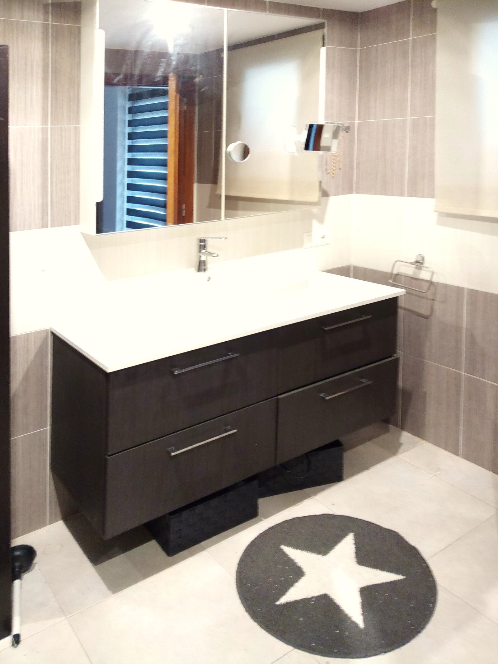 Modernes Badezimmer mit großflächigem Spiegelbereich und umfangreicher Stauraum-Ausstattung Modernes Badezimmer mit großflächigem Spiegelbereich und umfangreicher Stauraum-Ausstattung