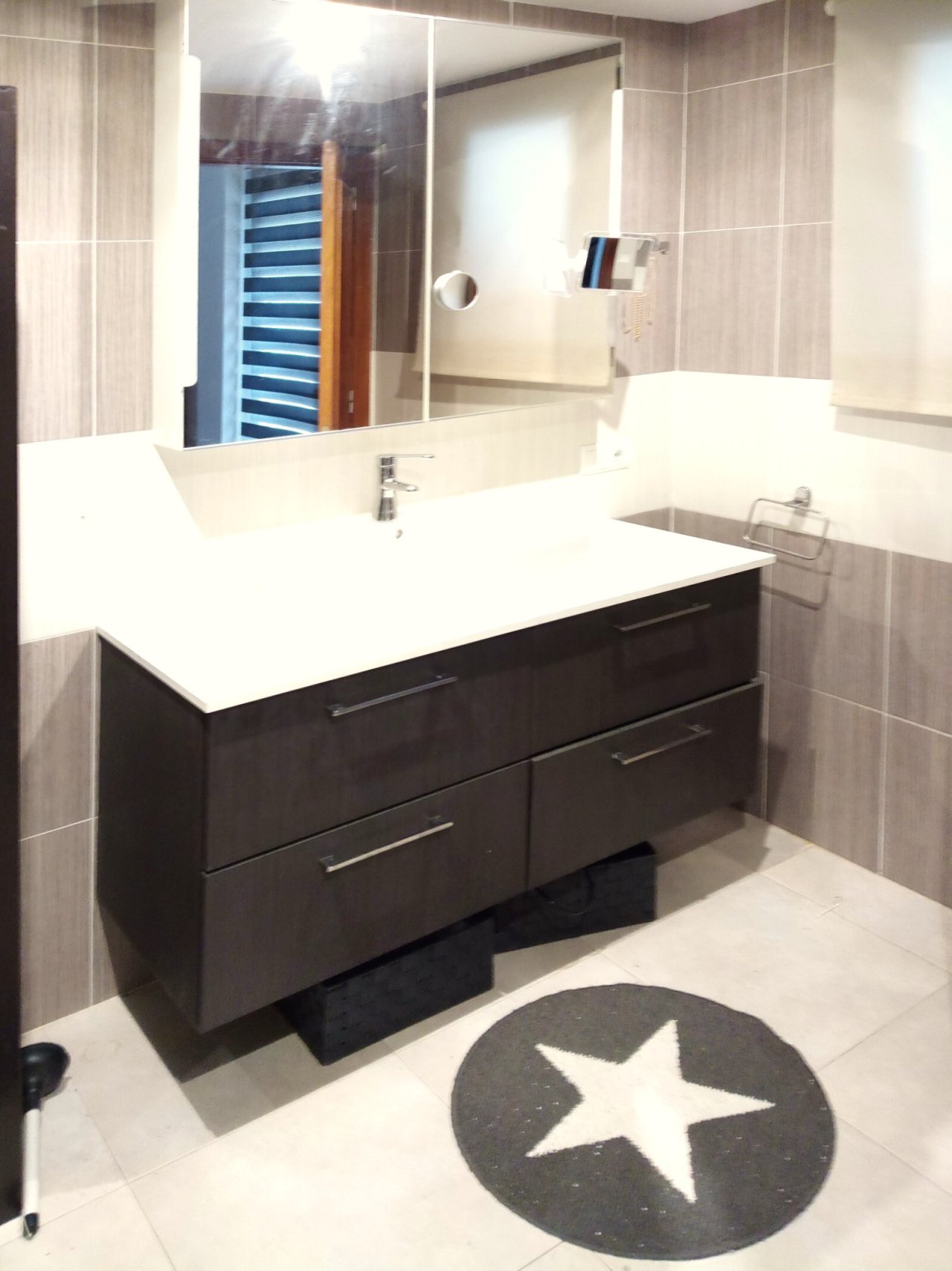 Modernes Badezimmer mit großflächigem Spiegelbereich und umfangreicher Stauraum-Ausstattung Modernes Badezimmer mit großflächigem Spiegelbereich und umfangreicher Stauraum-Ausstattung