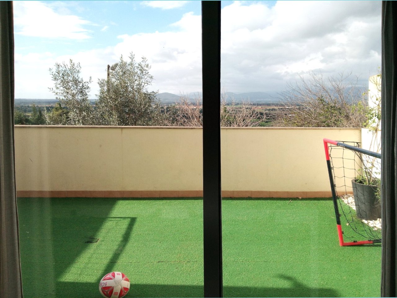 Terrassenfläche mit Blick auf die umliegende Landschaft und Potenzial für Outdoor-Aktivitäten Terrassenfläche mit Blick auf die umliegende Landschaft und Potenzial für Outdoor-Aktivitäten