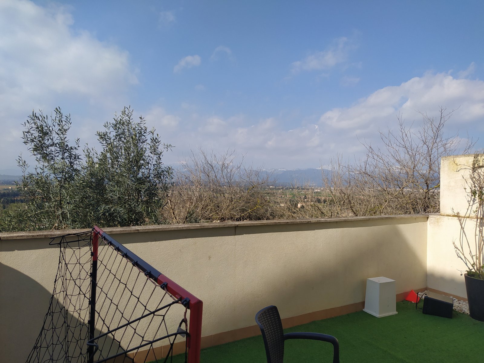 Dachterrasse mit Panoramablick über die Landschaft und vielseitigen Nutzungsmöglichkeiten Dachterrasse mit Panoramablick über die Landschaft und vielseitigen Nutzungsmöglichkeiten