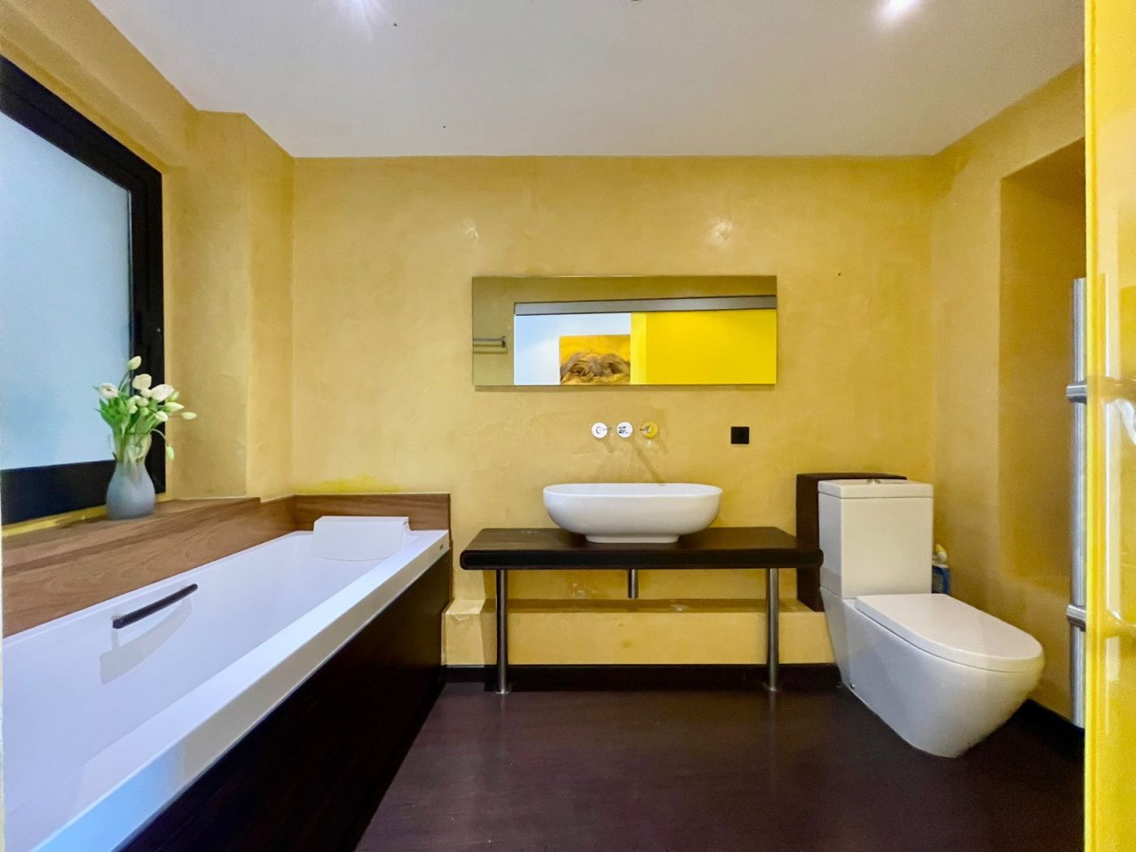 Modernes Badezimmer mit freistehender Wanne und großflächigen Spiegelelementen Modernes Badezimmer mit freistehender Wanne und großflächigen Spiegelelementen