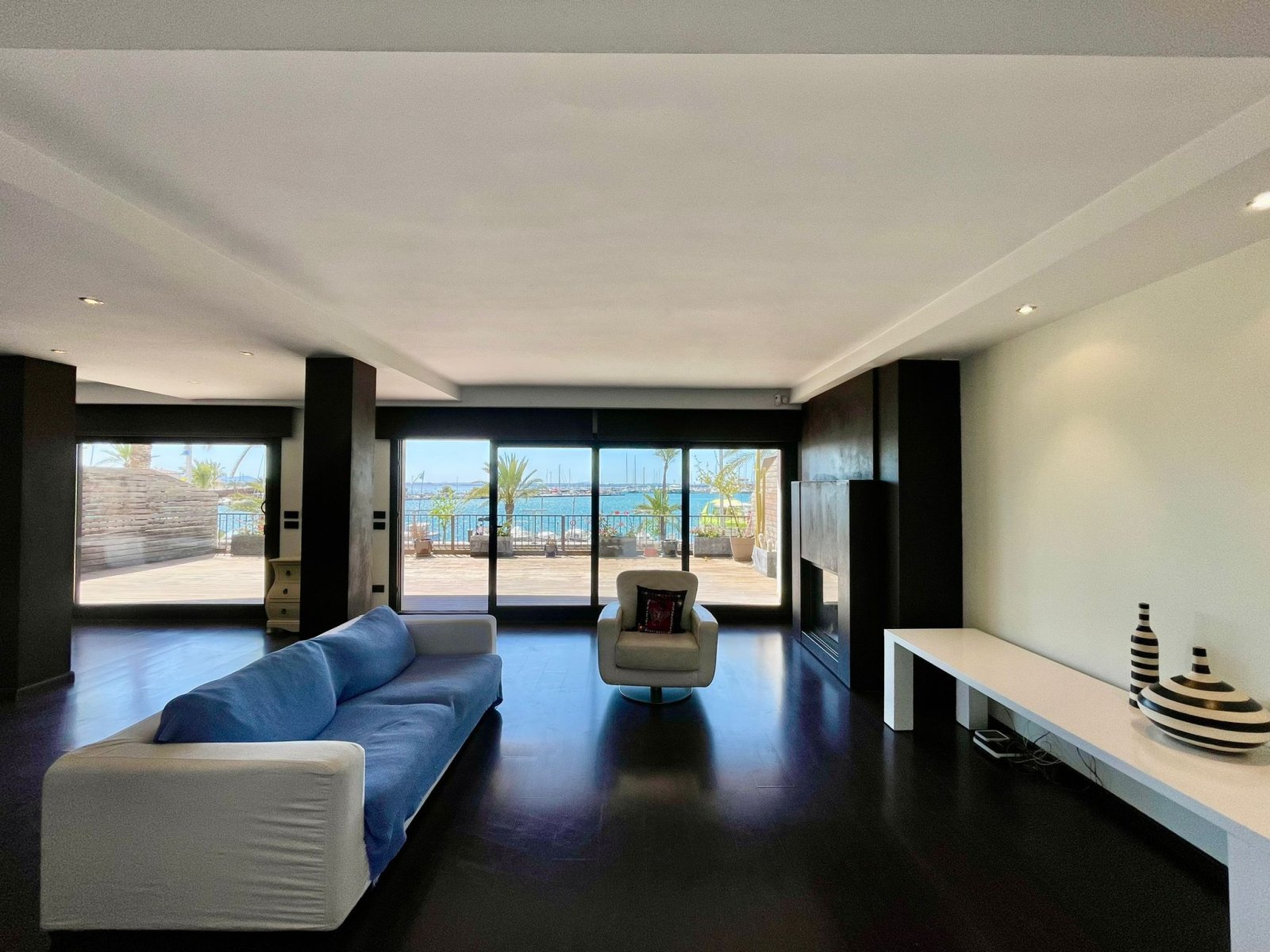 Panoramawohnzimmer mit raumhohen Schiebeelementen und Hafenblick Panoramawohnzimmer mit raumhohen Schiebeelementen und Hafenblick