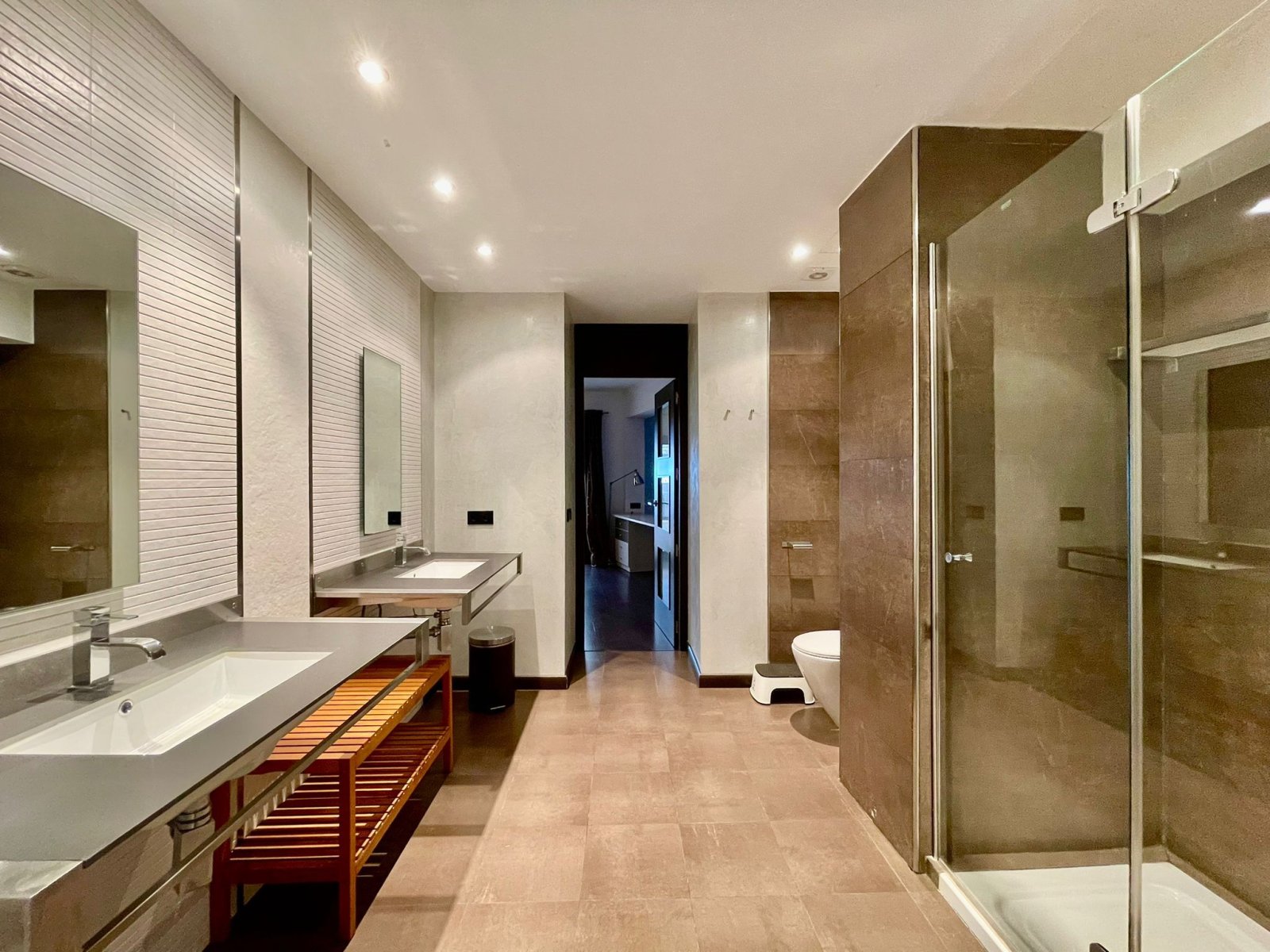 Spa-ähnliches Badezimmer mit Doppelwaschtisch und begehbarer Dusche Spa-ähnliches Badezimmer mit Doppelwaschtisch und begehbarer Dusche