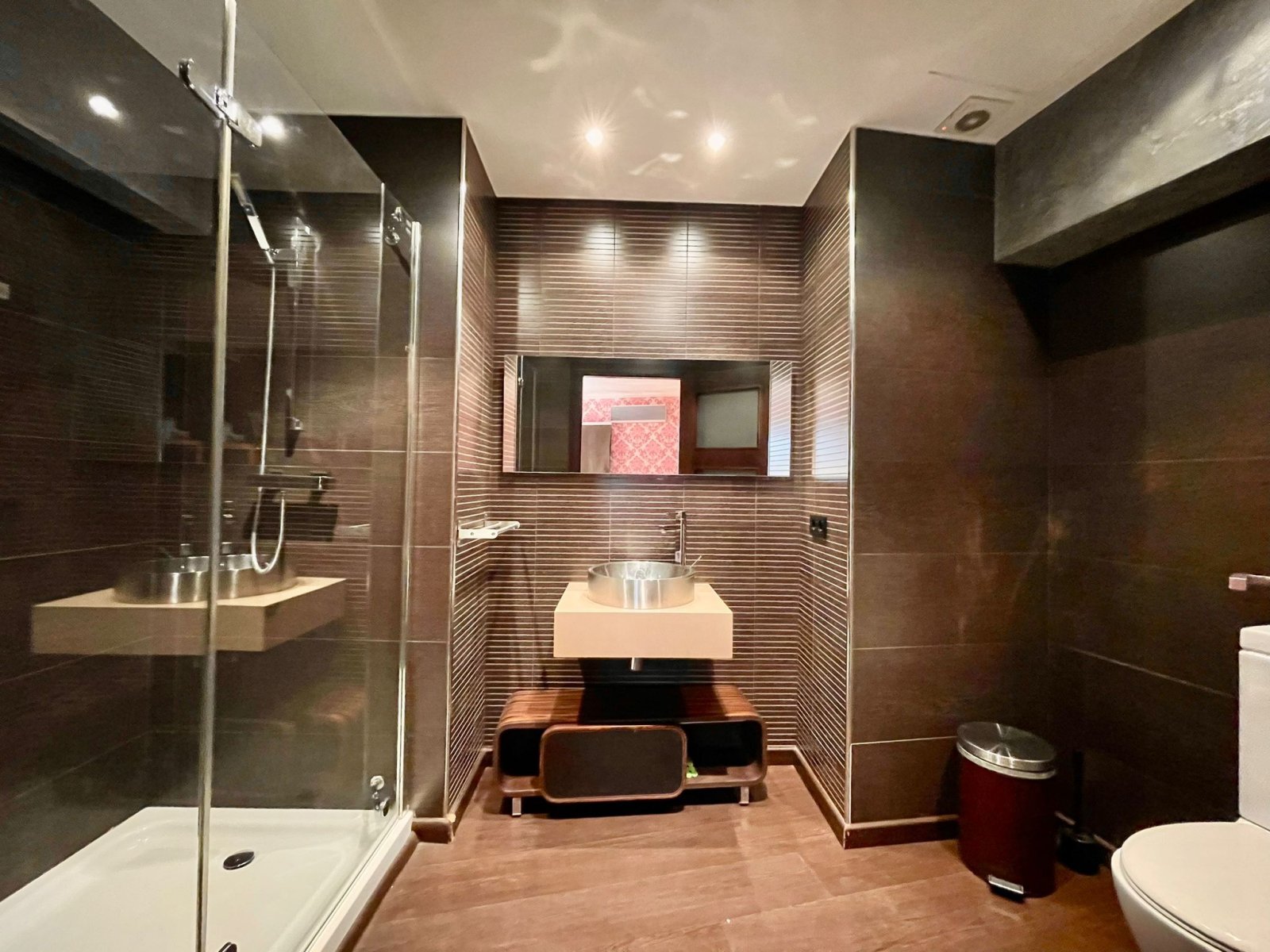 Luxusbad mit Walk-in-Dusche, Doppelwaschtisch und hochwertiger Fliesengestaltung Luxusbad mit Walk-in-Dusche, Doppelwaschtisch und hochwertiger Fliesengestaltung