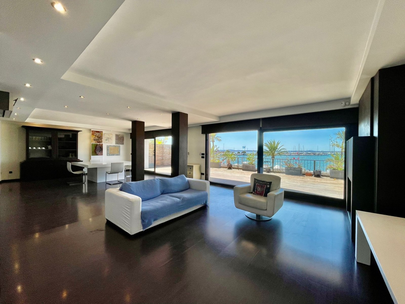 Wohnbereich mit eleganter Deckengestaltung und direktem Terrassenzugang zum Hafenblick Wohnbereich mit eleganter Deckengestaltung und direktem Terrassenzugang zum Hafenblick