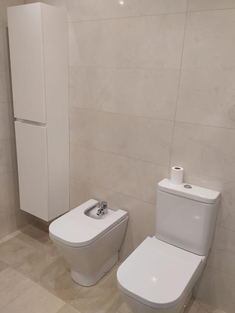 Modernes Gäste-WC mit hochwertiger Sanitärausstattung und praktischer Stauraum-Integration Modernes Gäste-WC mit hochwertiger Sanitärausstattung und praktischer Stauraum-Integration