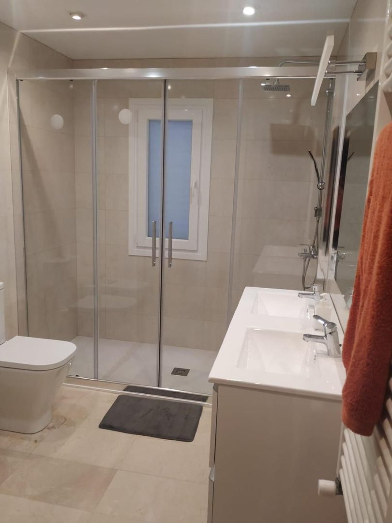Modernes Badezimmer mit begehbarer Dusche, Doppelwaschtisch und hochwertiger Sanitärausstattung Modernes Badezimmer mit begehbarer Dusche, Doppelwaschtisch und hochwertiger Sanitärausstattung