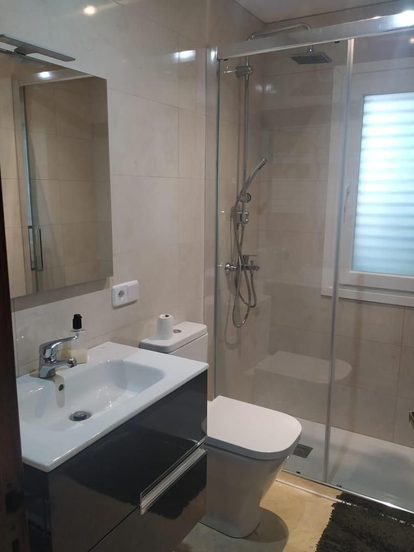 Modernes Badezimmer mit ebenerdiger Dusche, Waschtisch und hochwertiger Ausstattung Modernes Badezimmer mit ebenerdiger Dusche, Waschtisch und hochwertiger Ausstattung