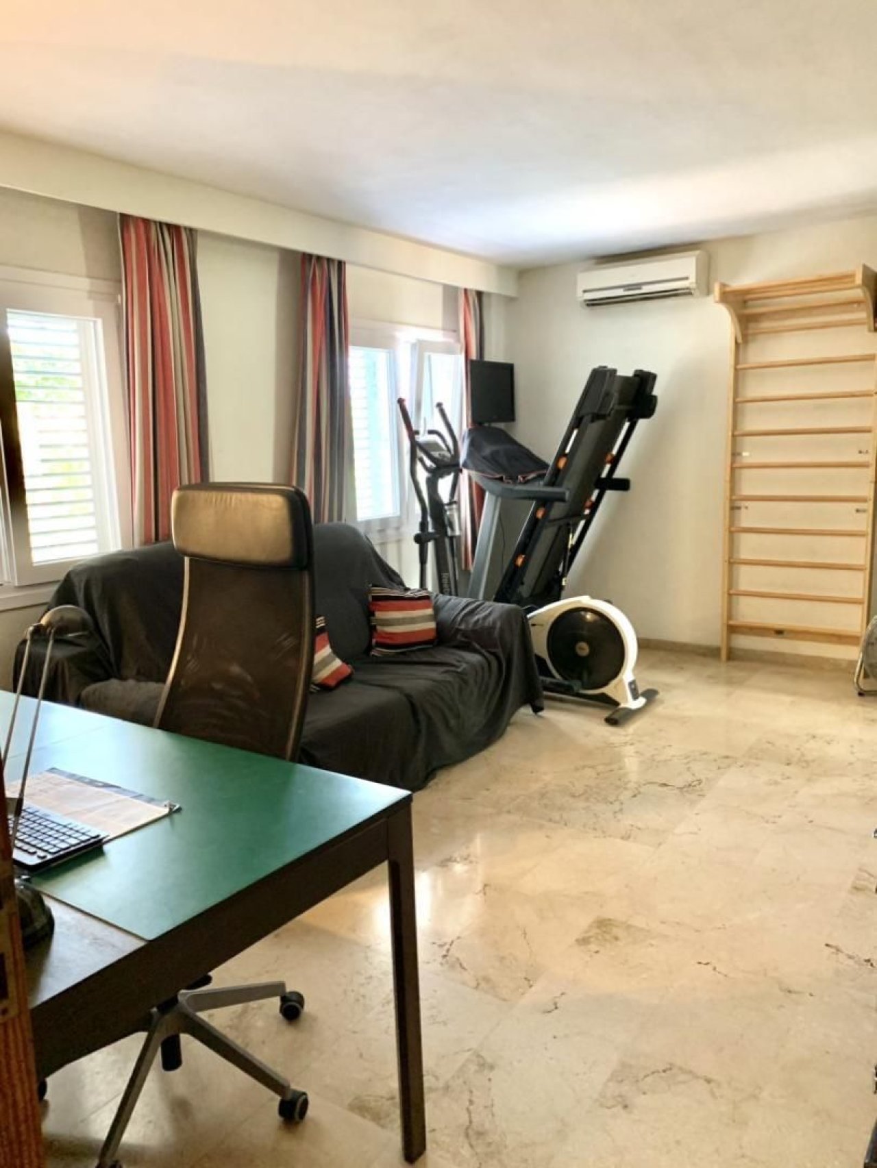 Multifunktionales Arbeitszimmer mit Klimaanlage und optimaler Raumnutzung Multifunktionales Arbeitszimmer mit Klimaanlage und optimaler Raumnutzung