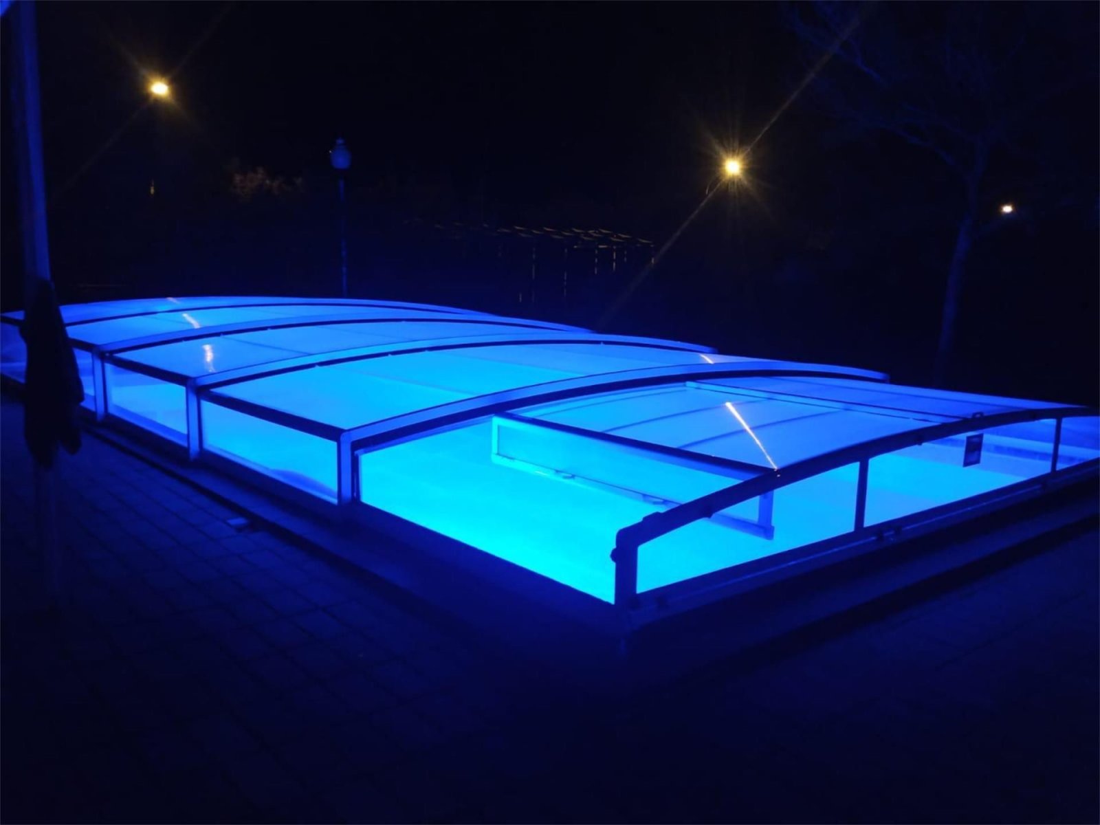 Swimmingpool mit moderner LED-Beleuchtung und professioneller Überdachungssystem Swimmingpool mit moderner LED-Beleuchtung und professioneller Überdachungssystem