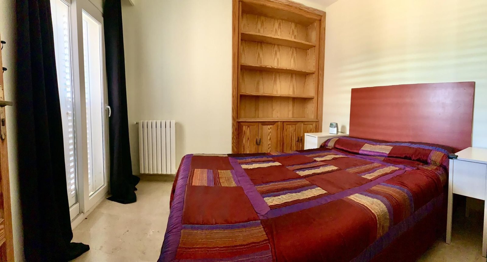 Helles Schlafzimmer mit eingebauter Schrankanlage und Heizanlage Helles Schlafzimmer mit eingebauter Schrankanlage und Heizanlage