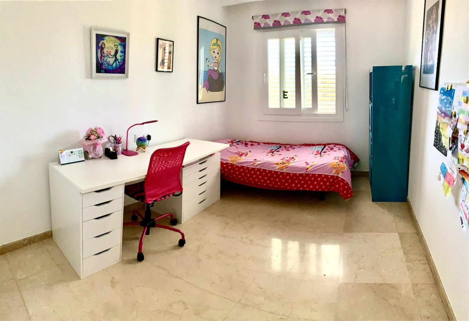 Jugendliches Zimmer mit optimaler Raumaufteilung und praktischen Stauraumlösungen Jugendliches Zimmer mit optimaler Raumaufteilung und praktischen Stauraumlösungen