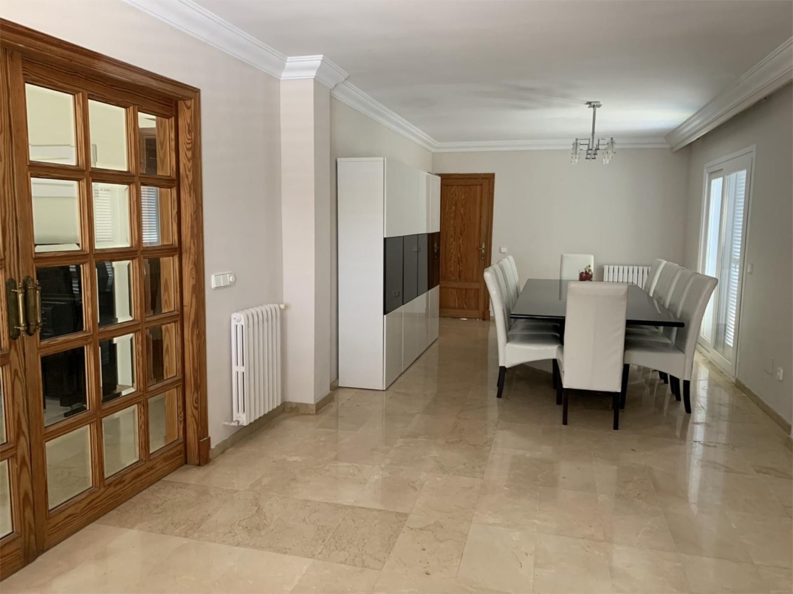 Elegantes Esszimmer mit hochwertigen Natursteinböden und direktem Zugang zur Terrasse Elegantes Esszimmer mit hochwertigen Natursteinböden und direktem Zugang zur Terrasse