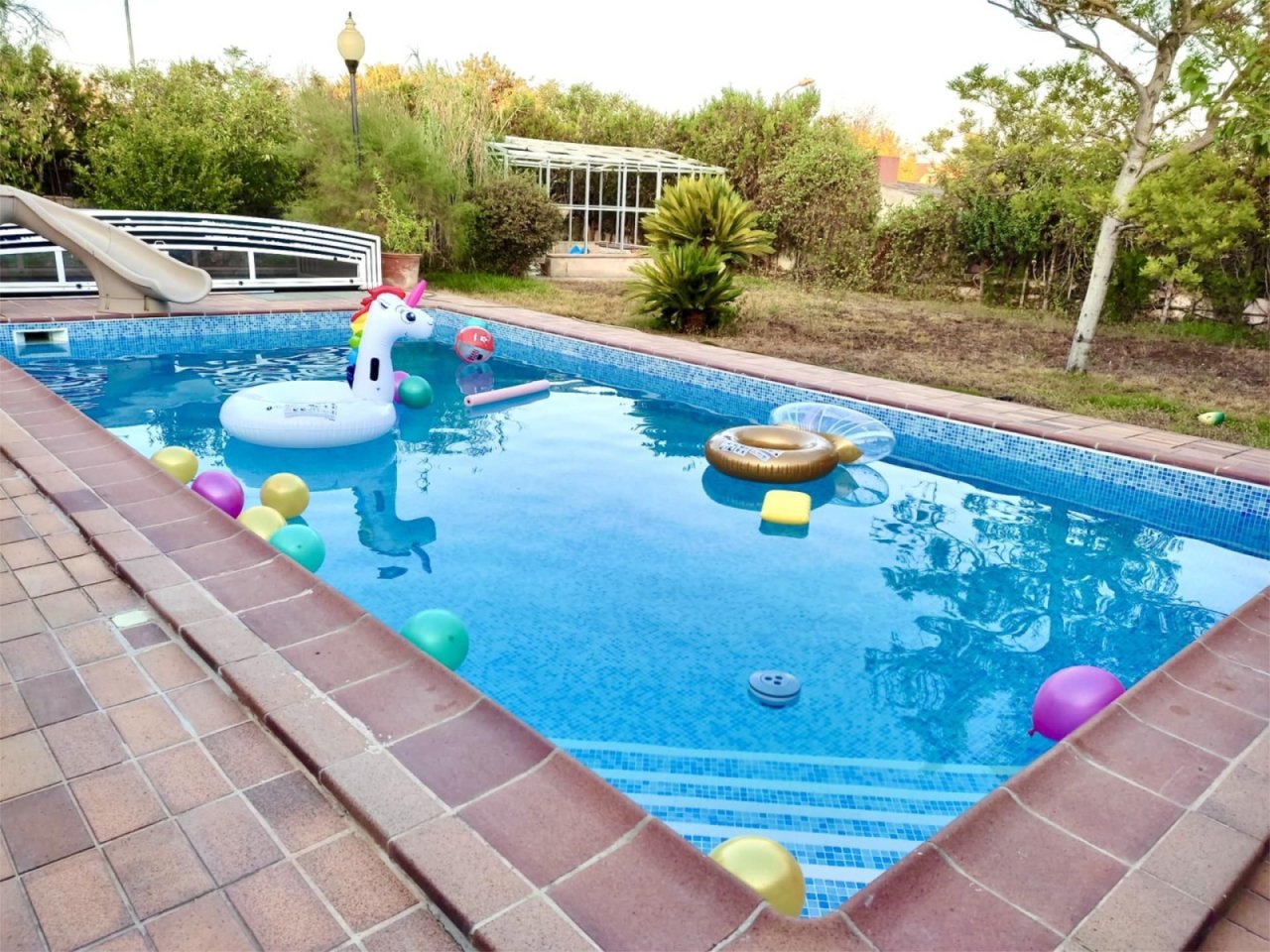 Swimmingpool mit hochwertiger Mosaikverkleidung und großflächiger Terrassenfläche Swimmingpool mit hochwertiger Mosaikverkleidung und großflächiger Terrassenfläche