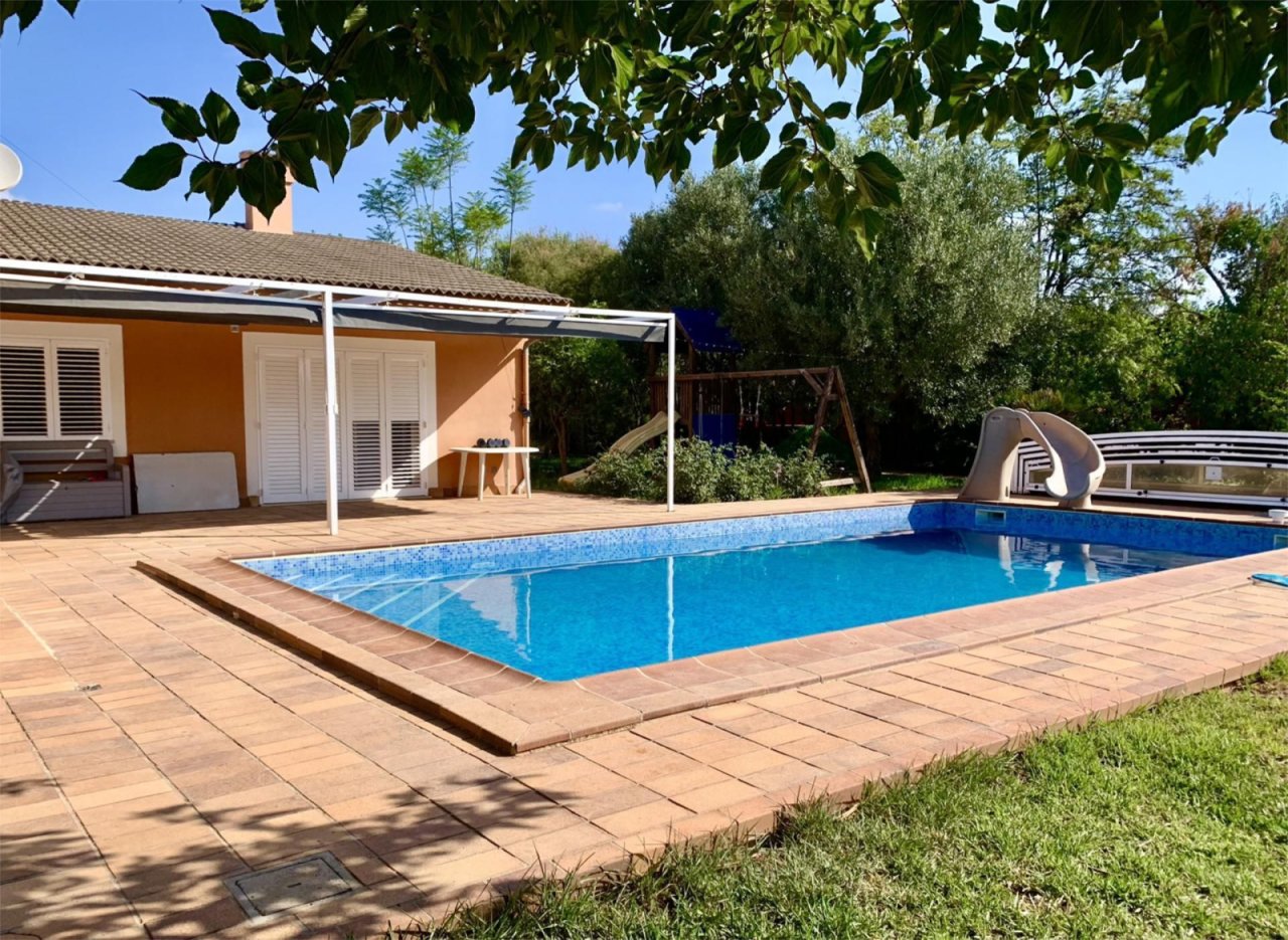 Swimmingpool mit großzügiger Terrasse und Poolhaus Swimmingpool mit großzügiger Terrasse und Poolhaus