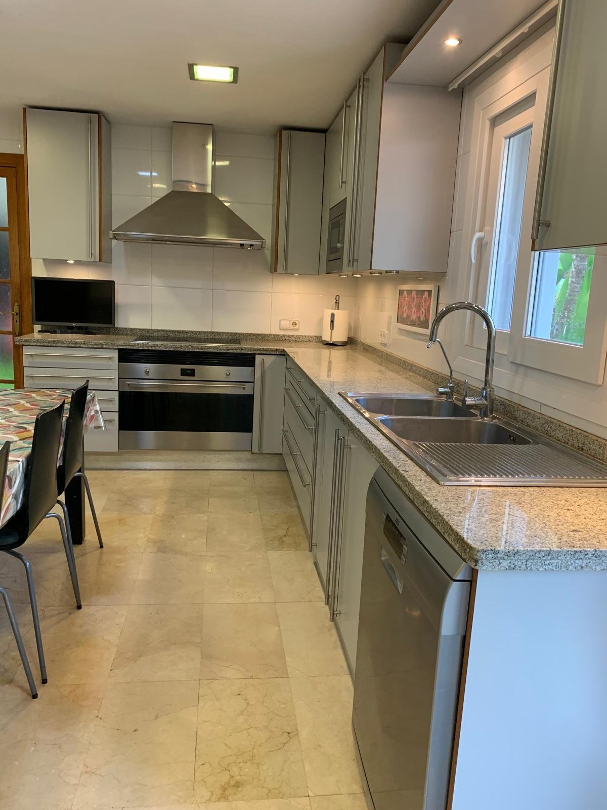 Moderne Küche mit Premium-Ausstattung, Granit-Arbeitsplatte und praktischer Raumaufteilung Moderne Küche mit Premium-Ausstattung, Granit-Arbeitsplatte und praktischer Raumaufteilung