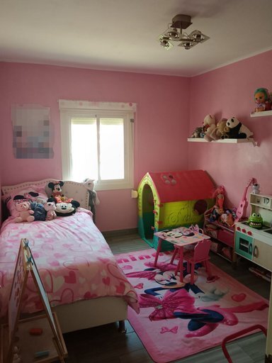 Kinderzimmer mit praktischen Einbauregalflächen und direktem Zugang zur Terrasse Kinderzimmer mit praktischen Einbauregalflächen und direktem Zugang zur Terrasse