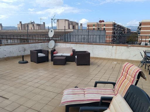 Großzügige Dachterrasse mit Panoramablick und Gemeinschaftsbereich Großzügige Dachterrasse mit Panoramablick und Gemeinschaftsbereich