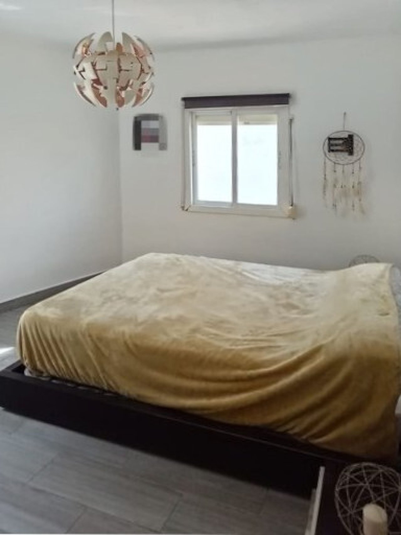 Helles Schlafzimmer mit großflächigem Fenster und optimaler Raumnutzung Helles Schlafzimmer mit großflächigem Fenster und optimaler Raumnutzung