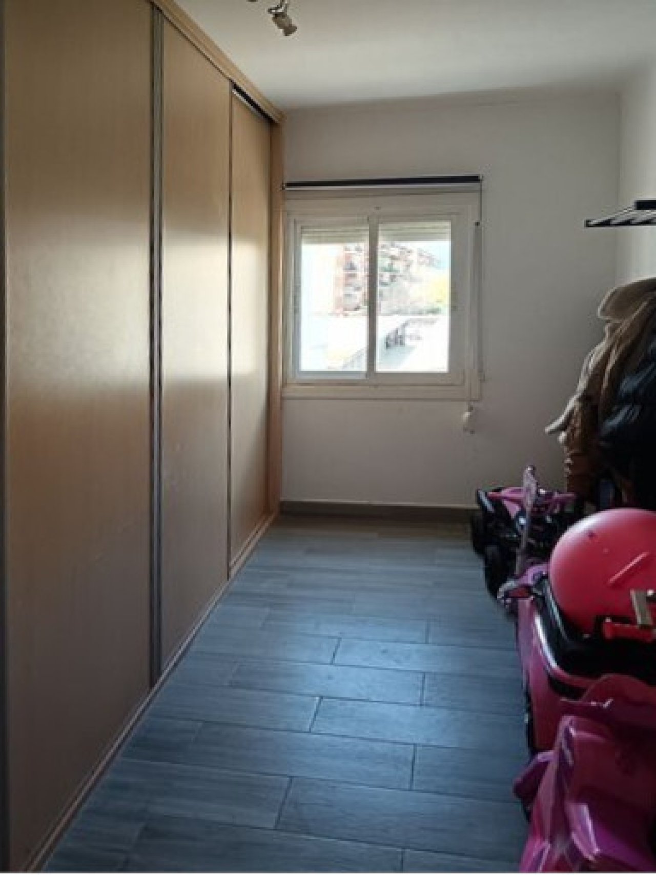Praktischer Flurbereich mit bodentiefen Einbauschränken und Tageslichtfenster Praktischer Flurbereich mit bodentiefen Einbauschränken und Tageslichtfenster
