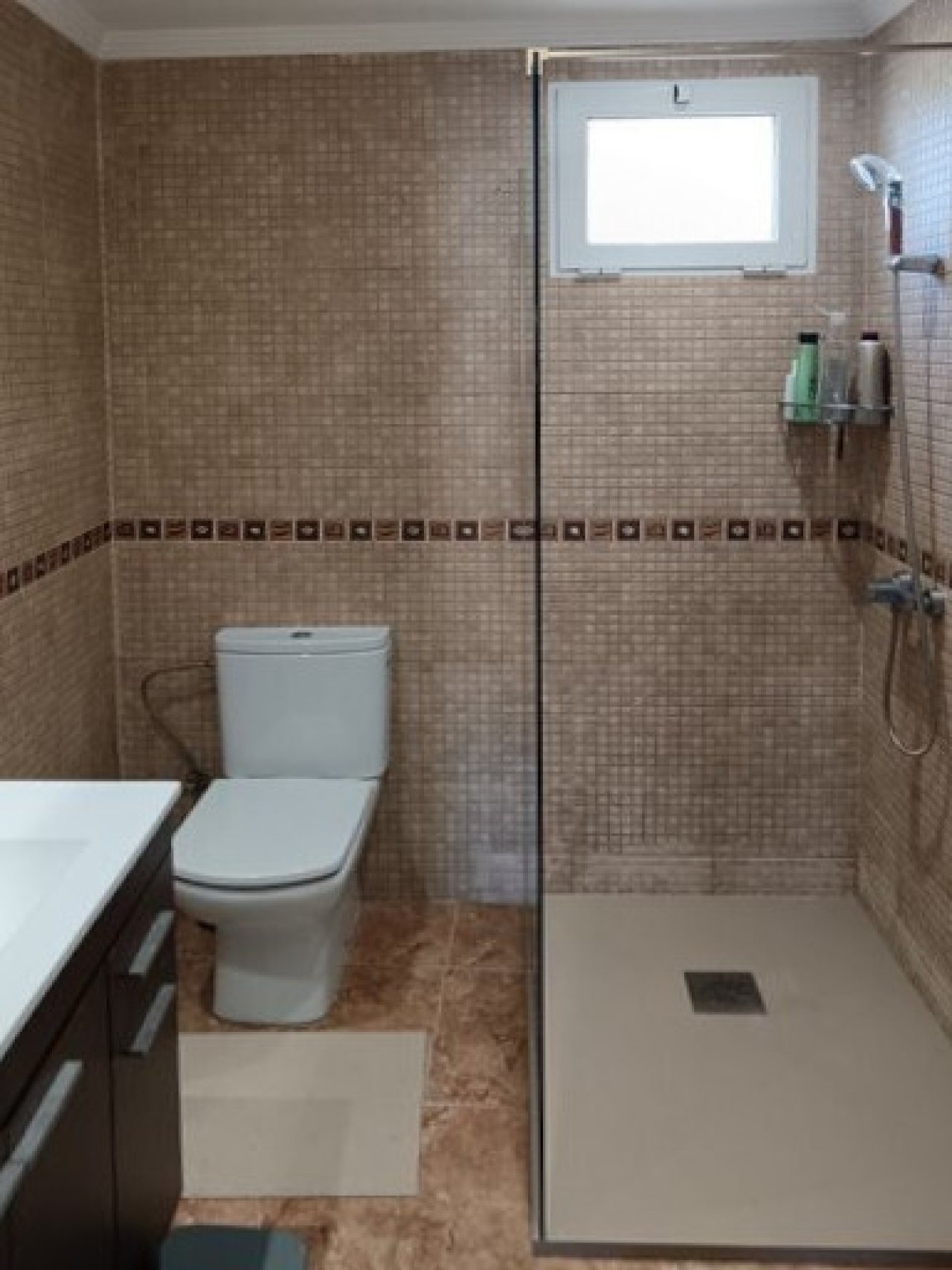 Modernes Badezimmer mit bodengleicher Dusche und praktischer Raumaufteilung Modernes Badezimmer mit bodengleicher Dusche und praktischer Raumaufteilung